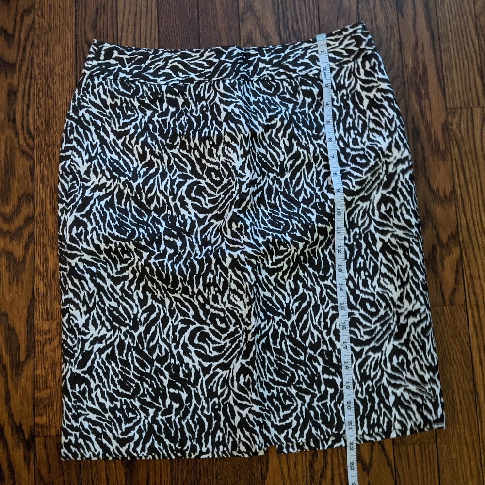 EUC Loft dark brown and white abstract print pencil skirt - Picture 3 of 8